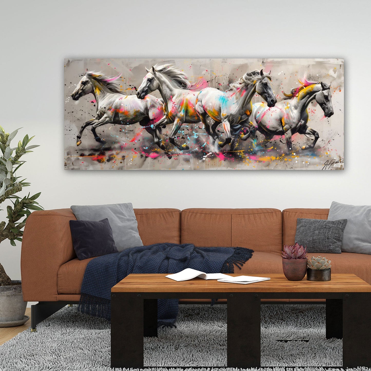 Pferde Panorama-Wandbild in Neonfarben über dem Sofa im Wohnzimmer