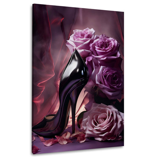 Schwarzer Lack-High-Heel mit lila Rosen in Beerentönen – Wandbild im Hochformat