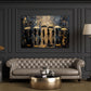 Edles Wandbild in Schwarz und Gold über dem Sideboard im Wohnraum