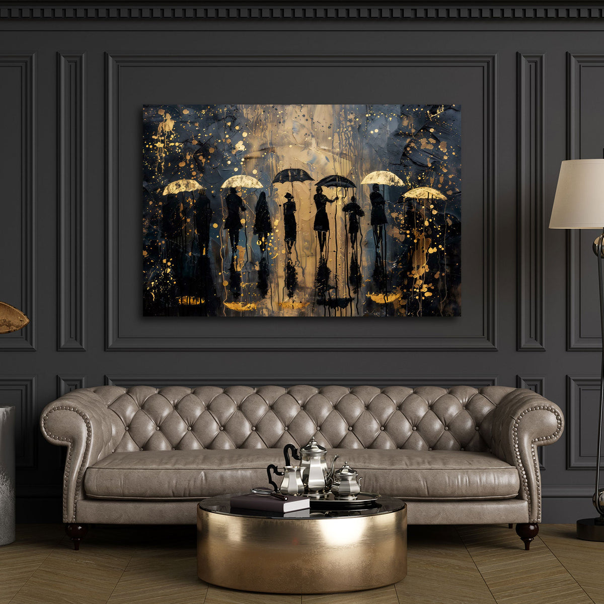 Edles Wandbild in Schwarz und Gold über dem Sideboard im Wohnraum