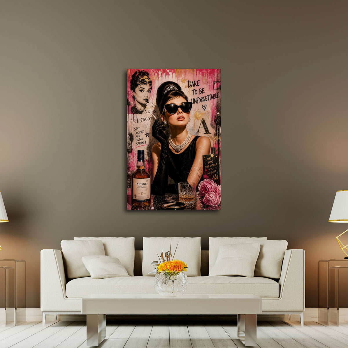 Pop Art Collage Wandbild in Rosa im Hochformat im Wohnraum