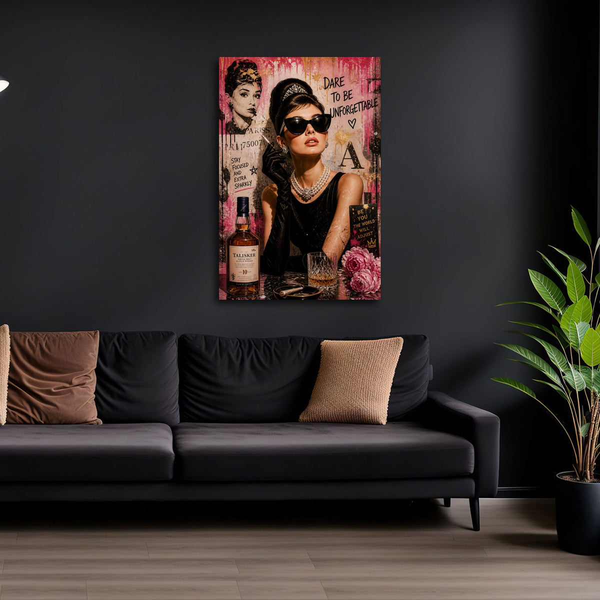 Detailansicht Collage Wandbild mit Perlenkette Diadem und Goldläufen
