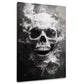 Totenkopf aus weißem Rauch vor tiefschwarzem Grund – Wandbild im Hochformat