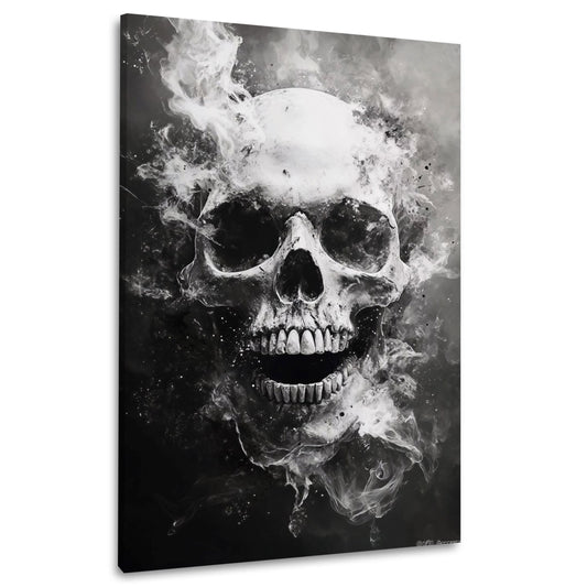 Totenkopf aus weißem Rauch vor tiefschwarzem Grund – Wandbild im Hochformat