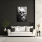 Schwarz-Weiß Totenkopf-Wandbild über dem Sofa im Wohnzimmer