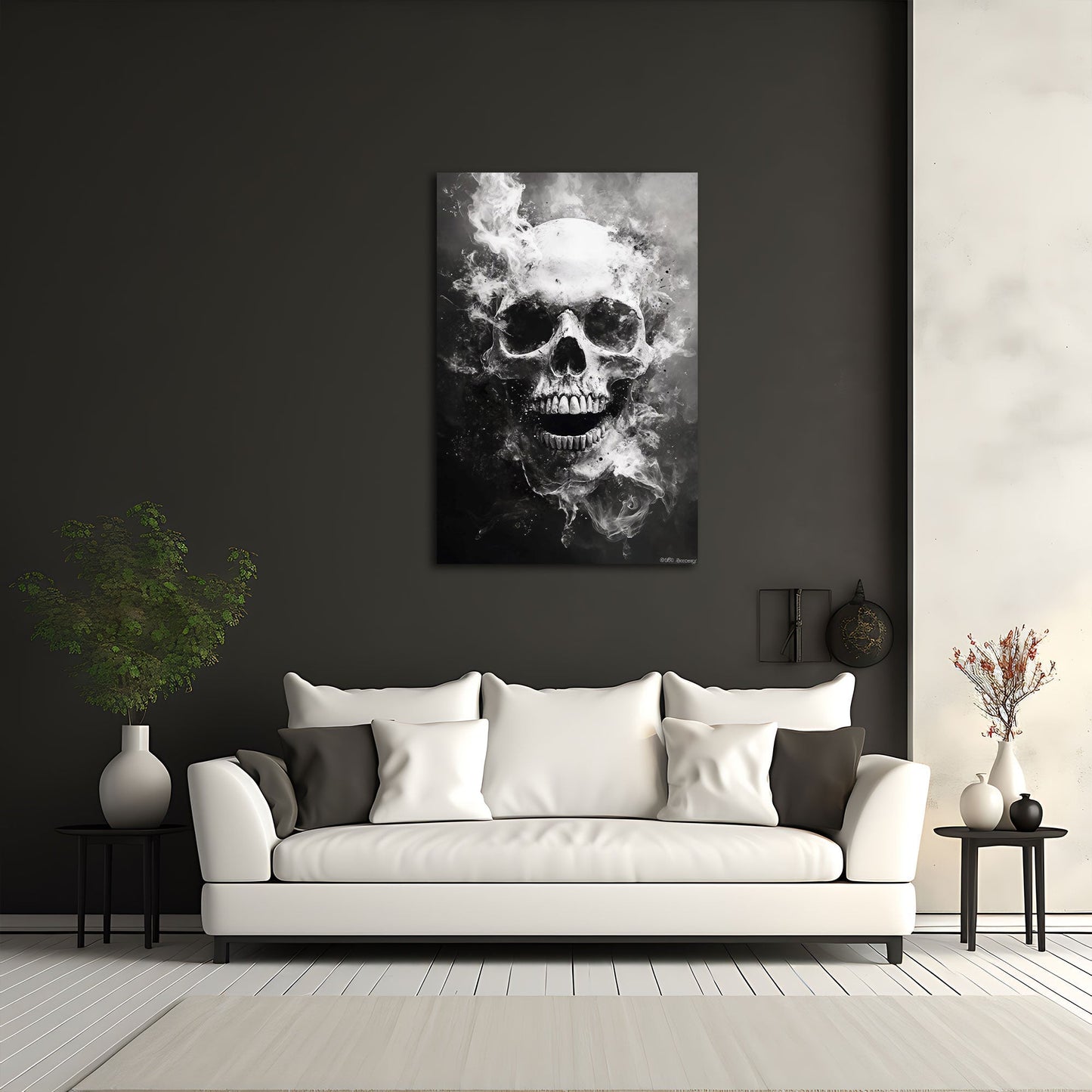 Schwarz-Weiß Totenkopf-Wandbild über dem Sofa im Wohnzimmer