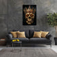 Goldener Totenkopf als Wandbild über dem Sofa im Wohnzimmer