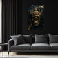 Totenkopf Wandbild in Gold und Schwarz über dem Sofa im Wohnzimmer