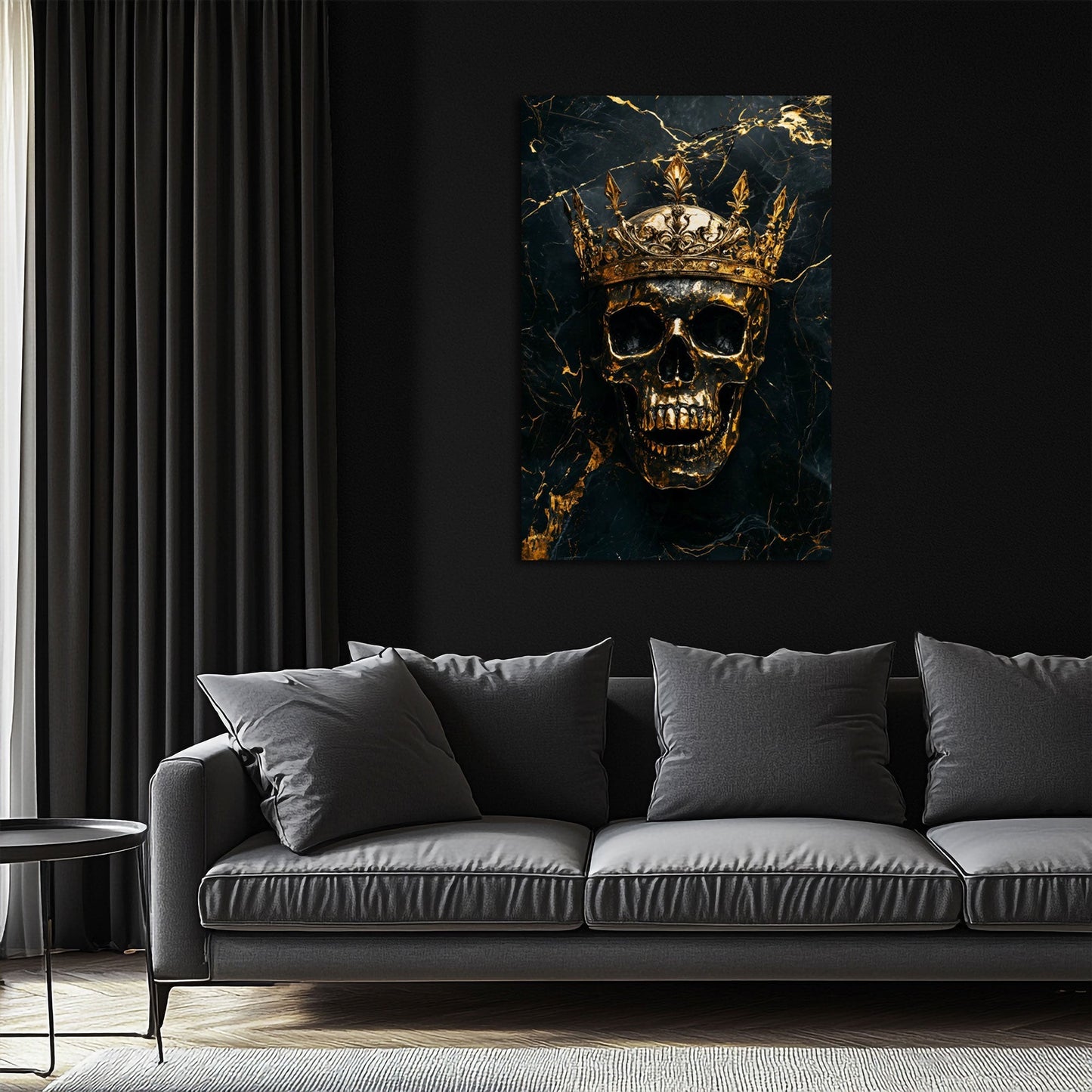 Totenkopf Wandbild in Gold und Schwarz über dem Sofa im Wohnzimmer