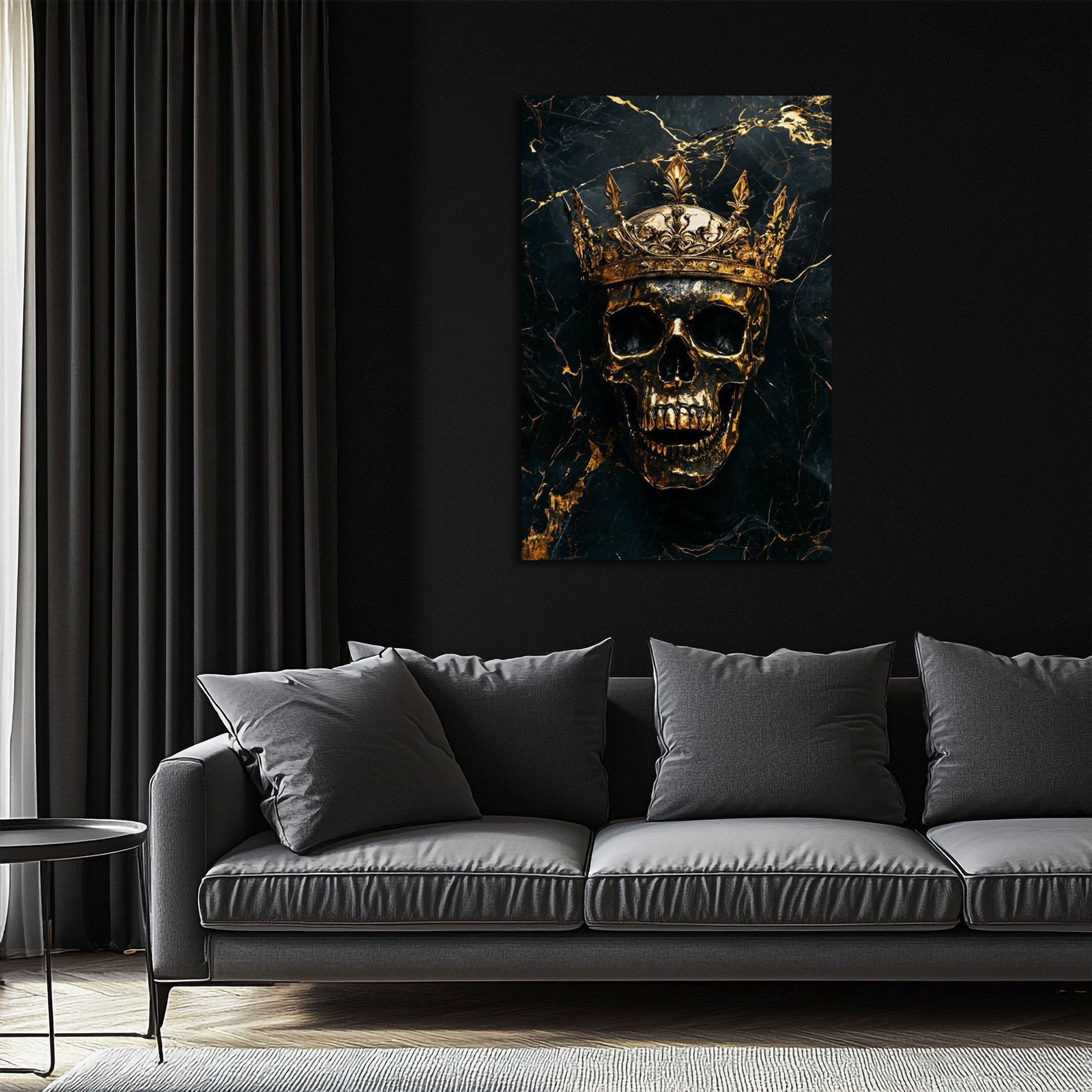 Totenkopf Wandbild in Gold und Schwarz über dem Sofa im Wohnzimmer