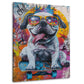 Wandbild weiße Bulldogge mit bunter Brille auf Skateboard vor Graffitiwand