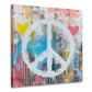 Wandbild weißes Peace Symbol mit Herzen auf bunter Graffitiwand