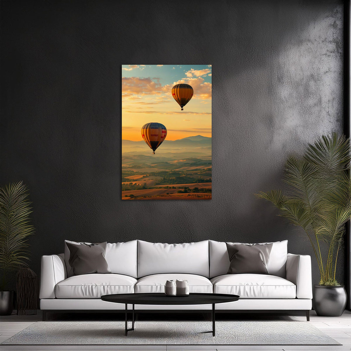 Heißluftballon Wandbild im Abendlicht über dem Sofa im Wohnzimmer