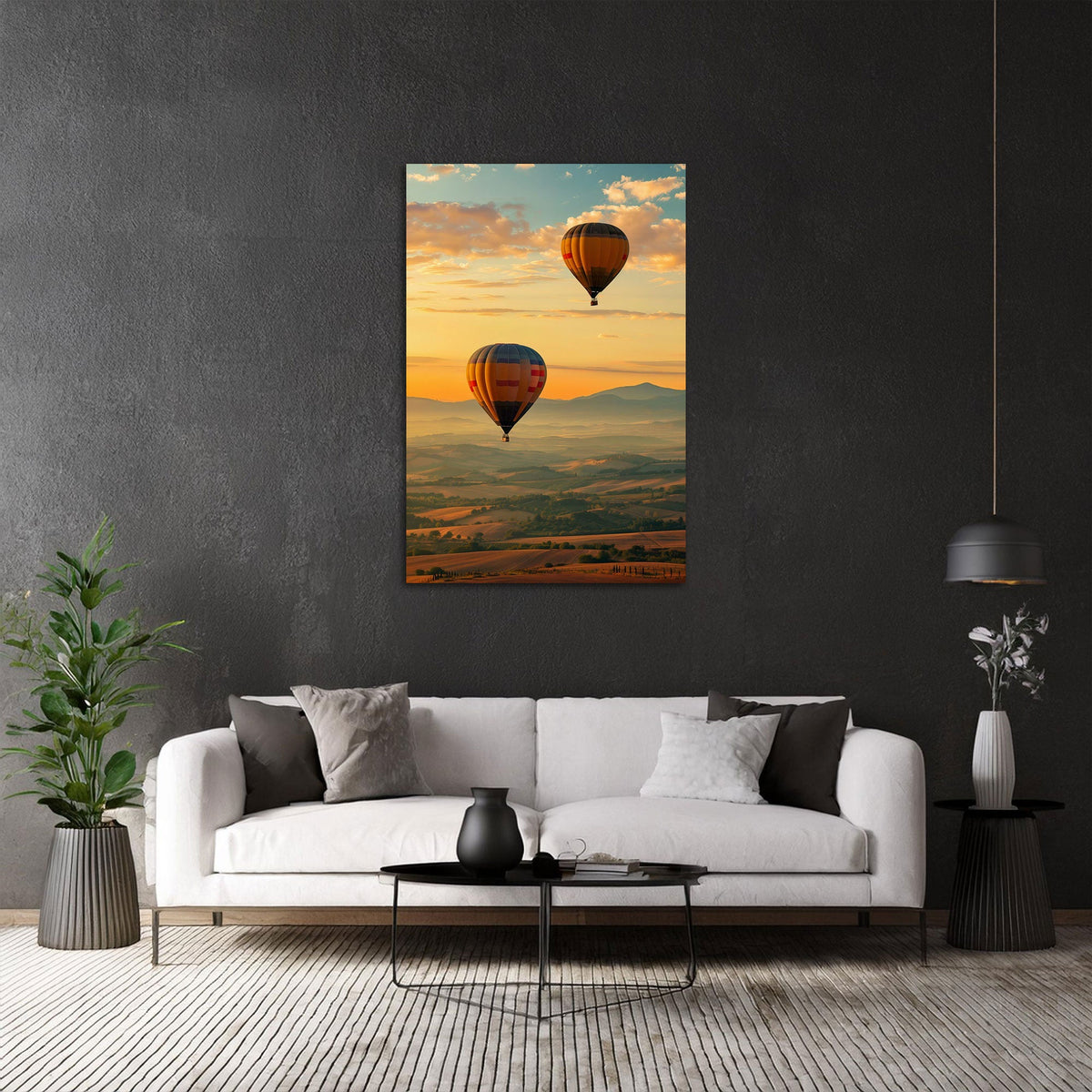 Landschaft Wandbild mit Ballons als Blickfang im hellen Wohnraum